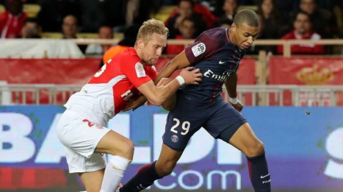 kylian-mbappe-a-la-lutte-avec-kamil-glik-lors-de-la-rencontre-entre-monaco-et-paris-au-stade-louis-ii_215053