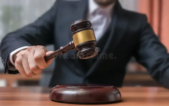 le-commissaire-priseur-frappe-avec-le-marteau-concept-de-vente-aux-enchères-et-de-justice-76796597