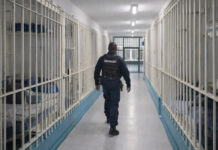 SOCIÉTÉ – PAS ASSEZ DE PRISONS, SORTONS LES PRISONNIERS ? Le projet Darmanin, entre urgence carcérale et fracture politique