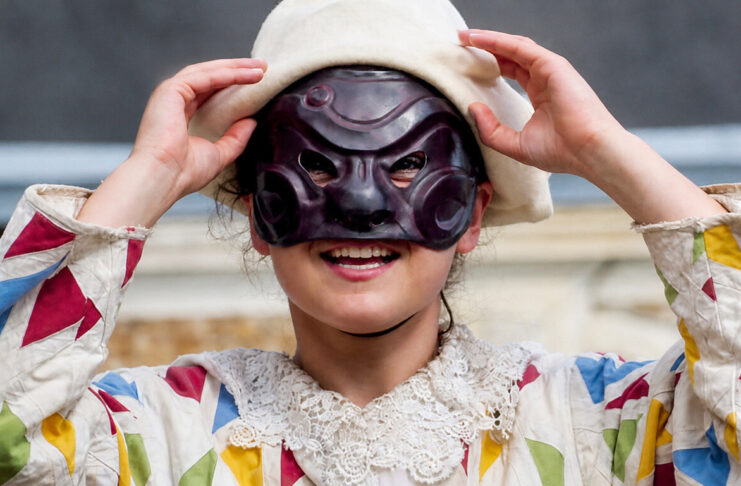 CULTURE – Nice retrouve l’esprit du théâtre populaire : la Commedia dell’Arte envahit la ville pour un festival entre masques, satire et poésie