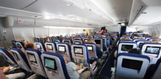 FAITS DIVERS – Naissance en plein ciel : une infirmière niçoise héroïne d’un accouchement d’urgence à bord d’un avion
