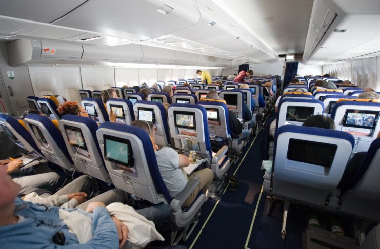 FAITS DIVERS – Naissance en plein ciel : une infirmière niçoise héroïne d’un accouchement d’urgence à bord d’un avion